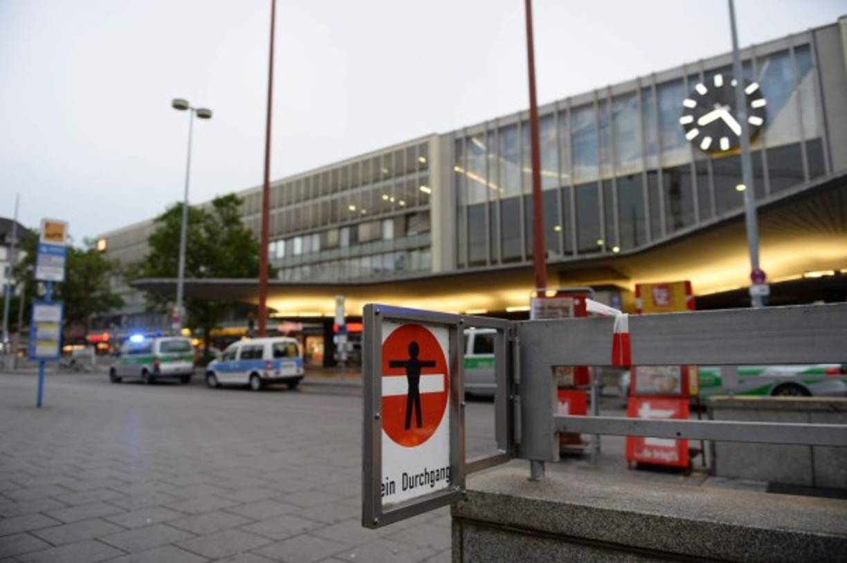 Carros de la Policía se colocan delante de una estación de tren principal tras tiroteo en un centro comercial de Munich. AFP