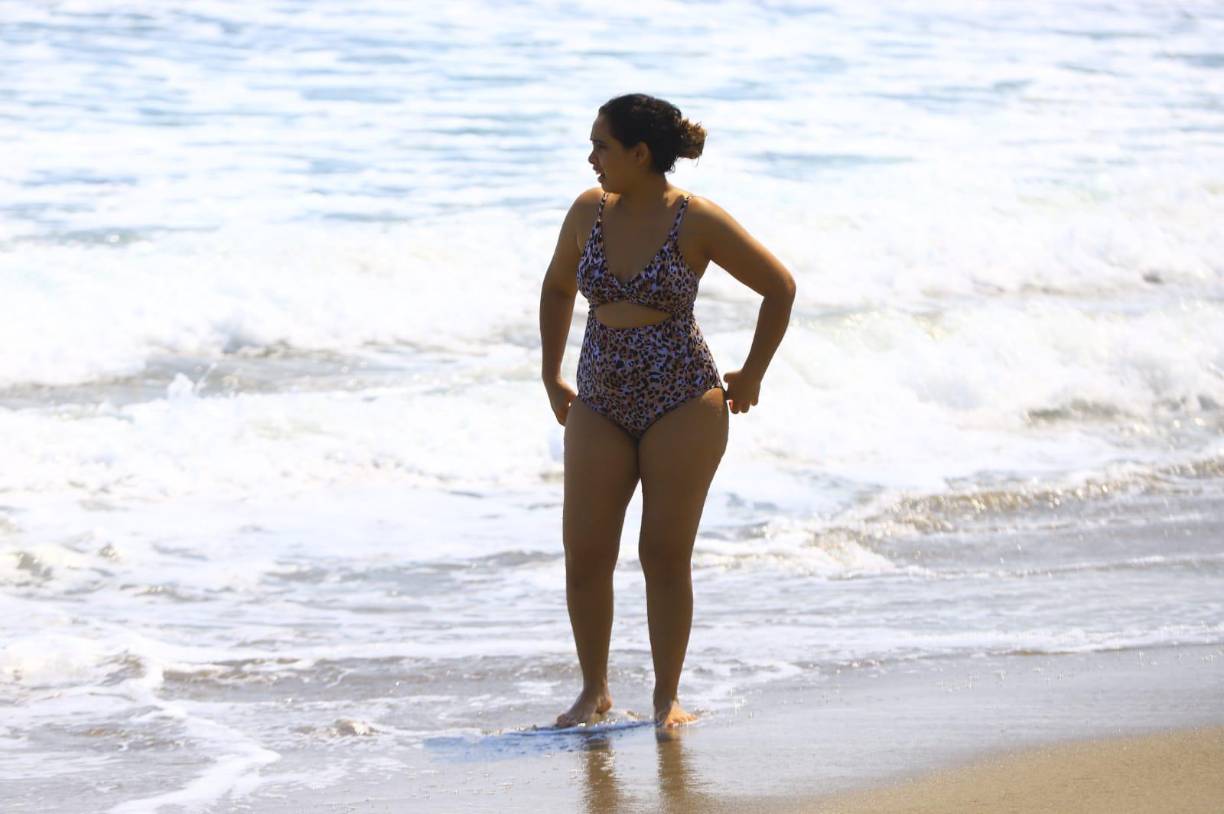 La bellas chicas disfrutaron del sonido de las olas. Más de una provocó suspiros.