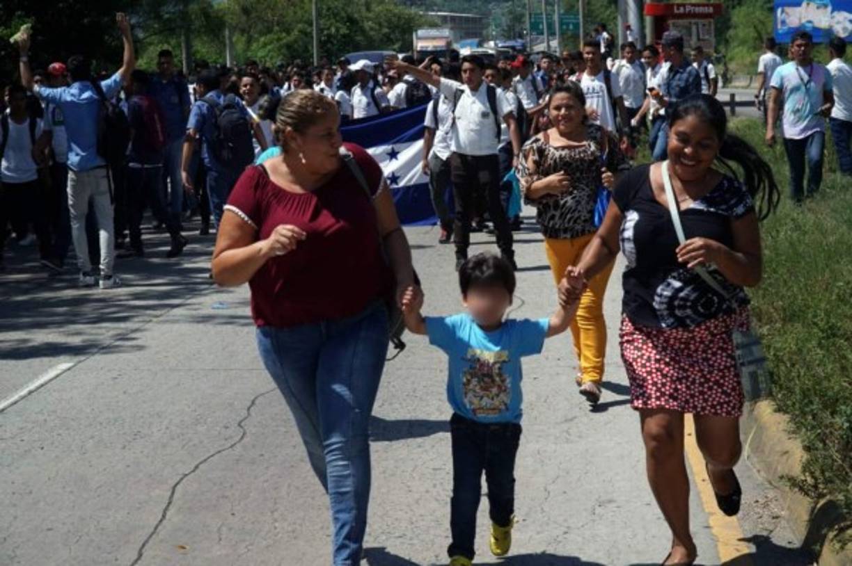 Debido al paro del flujo vehicular provocado por los estudiantes, las personas tuvieron que ingresar a la ciudad a pie.