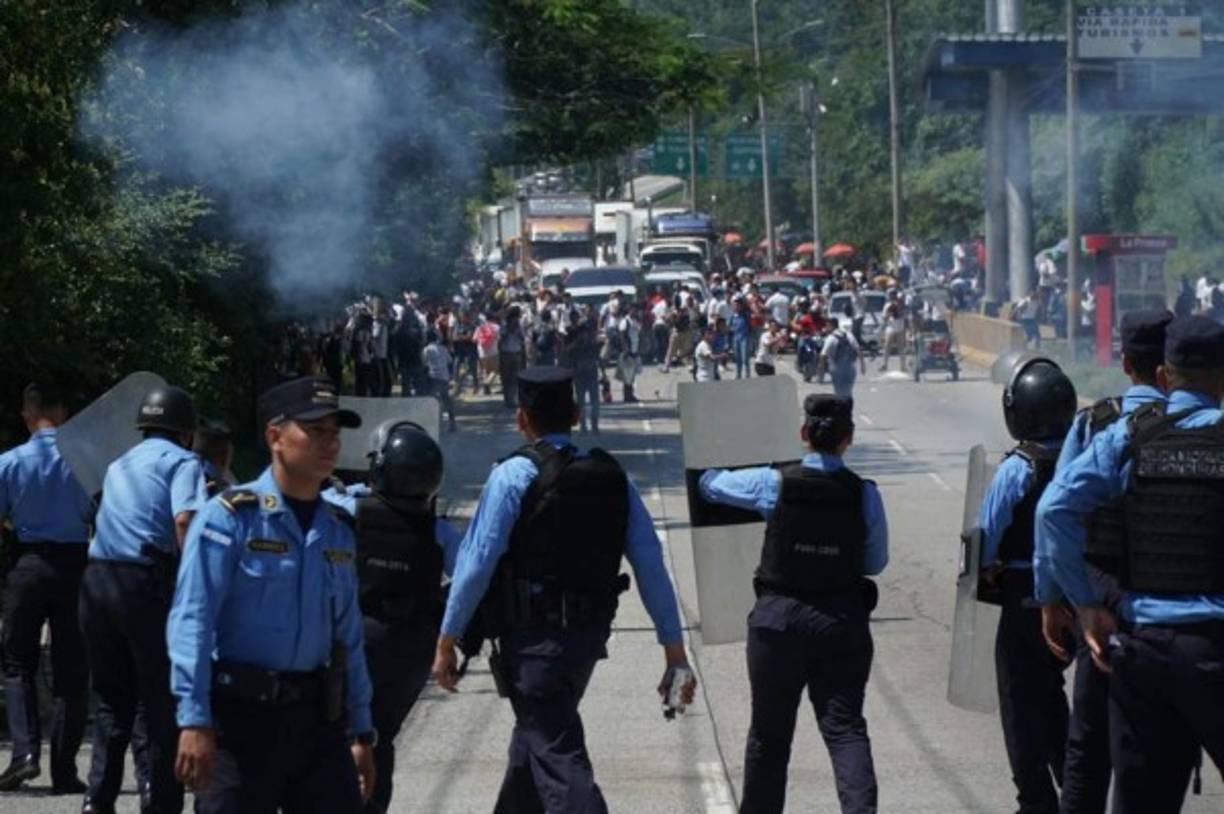 Desde la semana pasada, los estudiantes de colegio protestan contra el aumento a la tarifa del pasaje de transporte público.