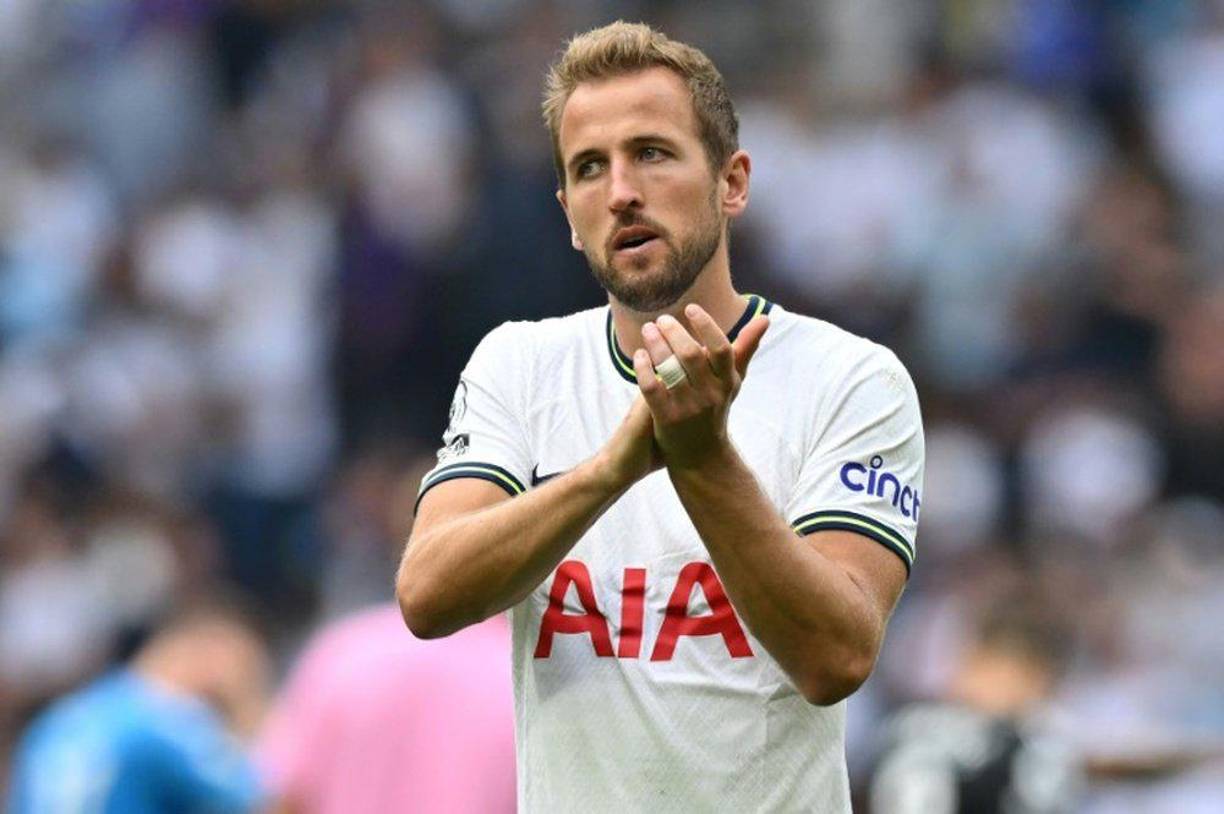 Harry Kane es uno de los favoritos para reemplazar a Benzema en el Real Madrid, pero el Tottenham está pidiendo 115 millones de euros. El Daily Mail publica que los Spurs dudan que los blancos paguen esa suma.
