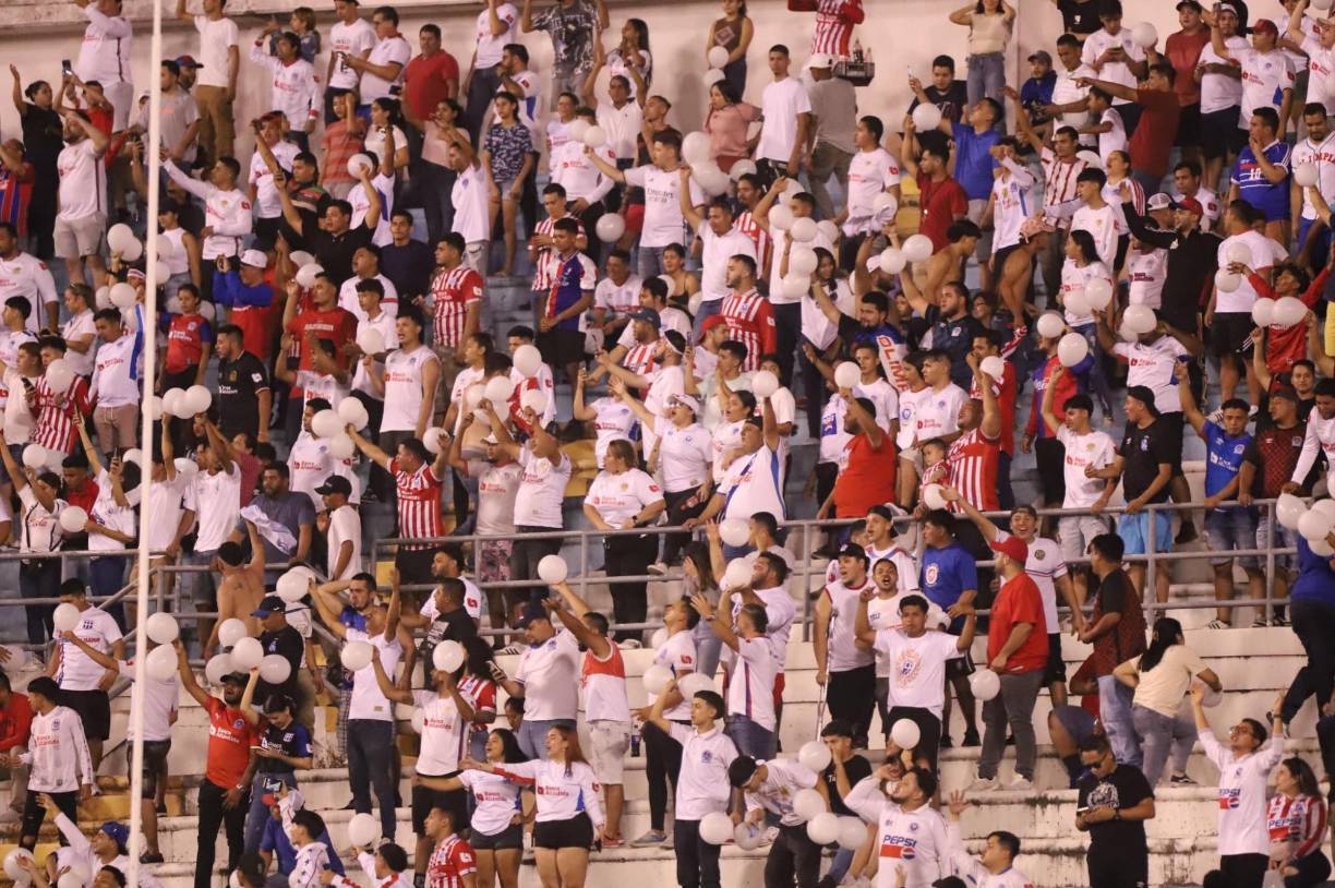 La Ultra Fiel tuvo acceso y se hizo presente en el estadio Olímpico.