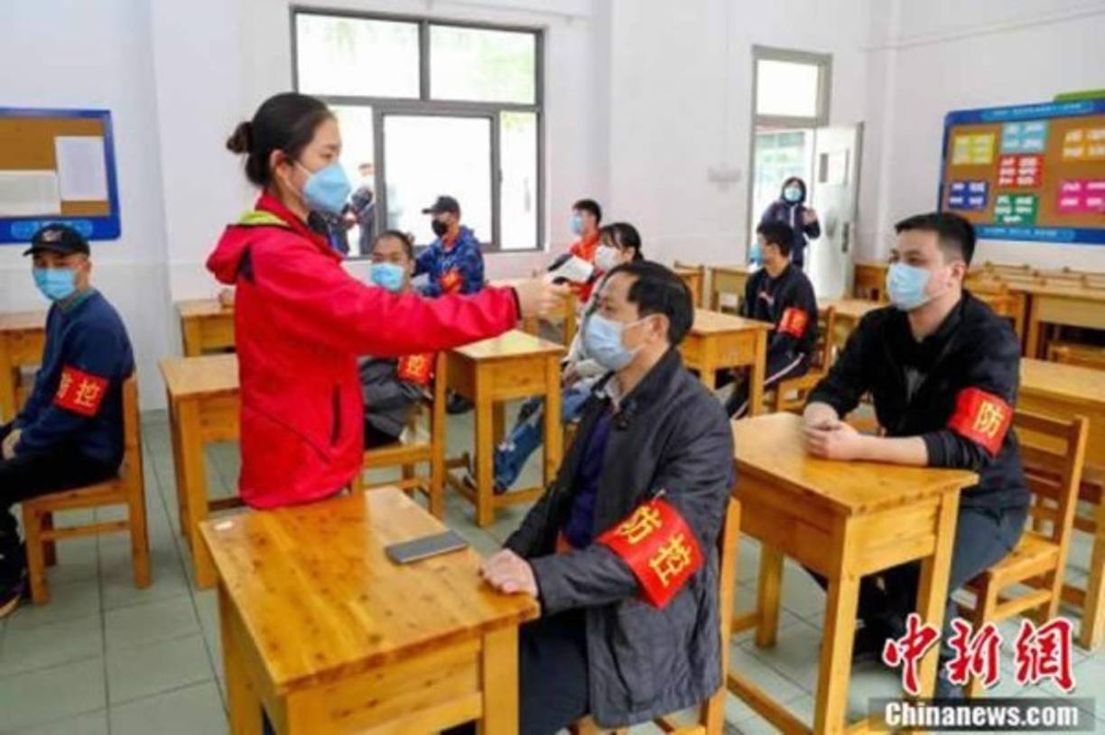 Para asegurarse de que todo marche correctamente, los maestros y el personal escolar de toda China han llevado a cabo muchos simulacros, que incluyen tomar la temperatura, desinfección y uso de máscaras.