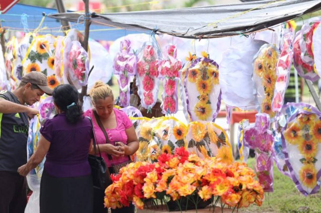 Cientos de sampedranos pusieron flores y ofrendas a sus familares muertos en el cementerio La Puerta de la colonia Suazo Córdoba.
