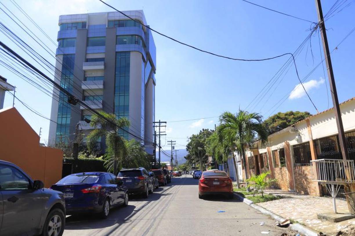 Edificio El Parque. Ubicado entre la 8 y 9 calle, 17 avenida del barrio Río de Piedra. 
