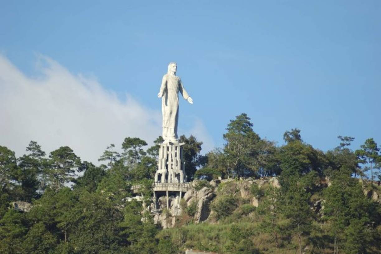 ACOMPAÑA CRÓNICA: HONDURAS ARTE - TG6001- TEGUCIGALPA (HONDURAS), 29/4/17.- Fotografía el 27 de abril de 2017, de la escultura del Cristo del Picacho, hecha por el escultor hondureño Mario Zamora, en Tegucigalpa (Honduras). La escultura de Honduras ha comenzado a echar de menos a Mario Zamora, el mejor artista que ha tenido el país, quien vivió, se educó y murió en México, donde también dejó su obra esculpida en el bronce y el mármol. EFE/Gustavo Amador
