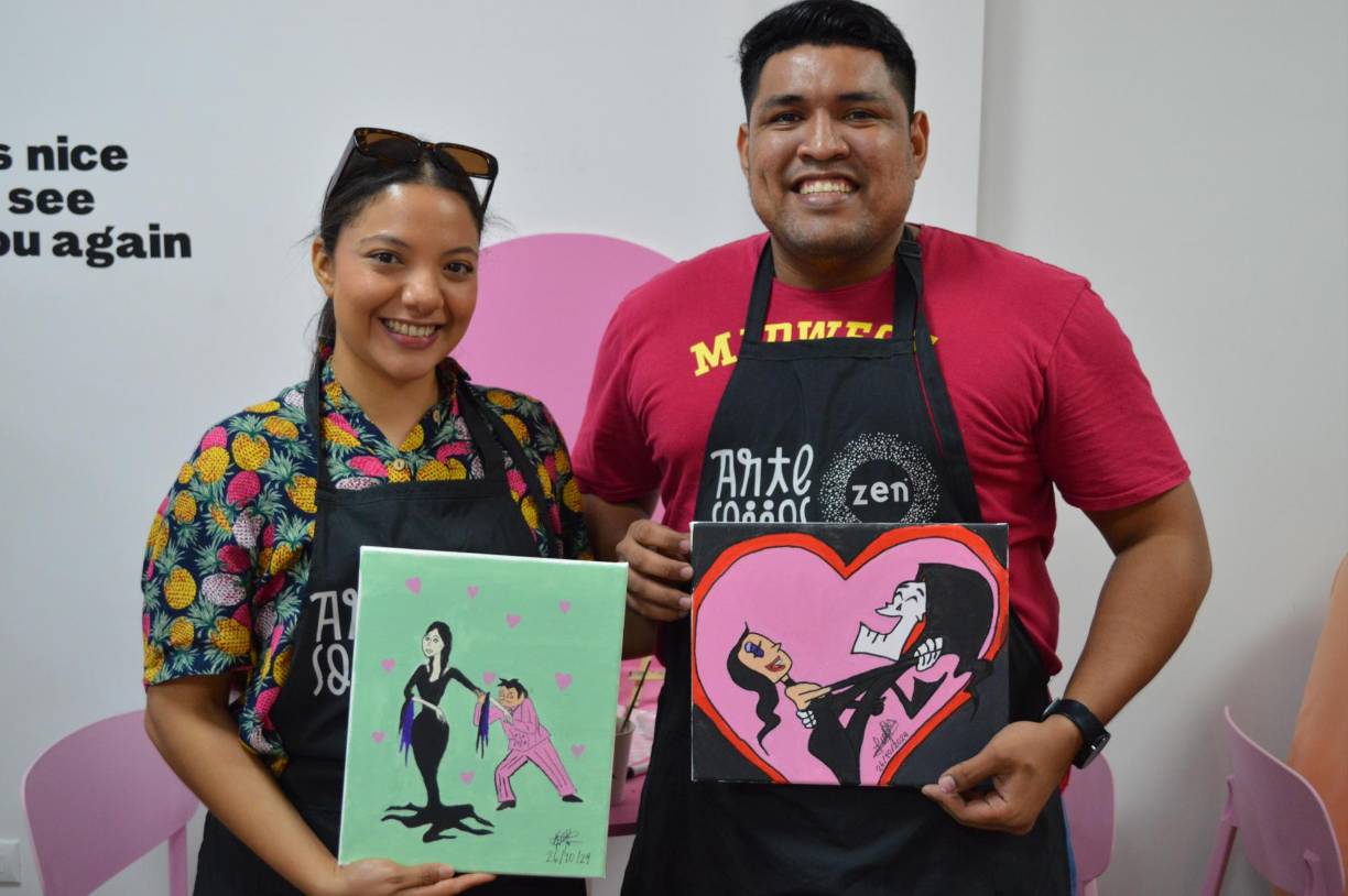 “La pieza se recoge días después, ya que es un proceso que lleva tiempo: son ocho horas en el horno para llegar a la temperatura ideal (aproximadamente dos mil grados); luego, este debe enfriarse durante aproximadamente 20 horas, y durante ese tiempo no puede abrirse. Tenemos que darle paciencia a la cerámica, por eso podríamos llegar a tardar hasta dos semanas en entregarte tu pieza, pero nosotros te avisamos cuando ya está lista para que puedas regresar al estudio a recogerla”, explicó Raquel.