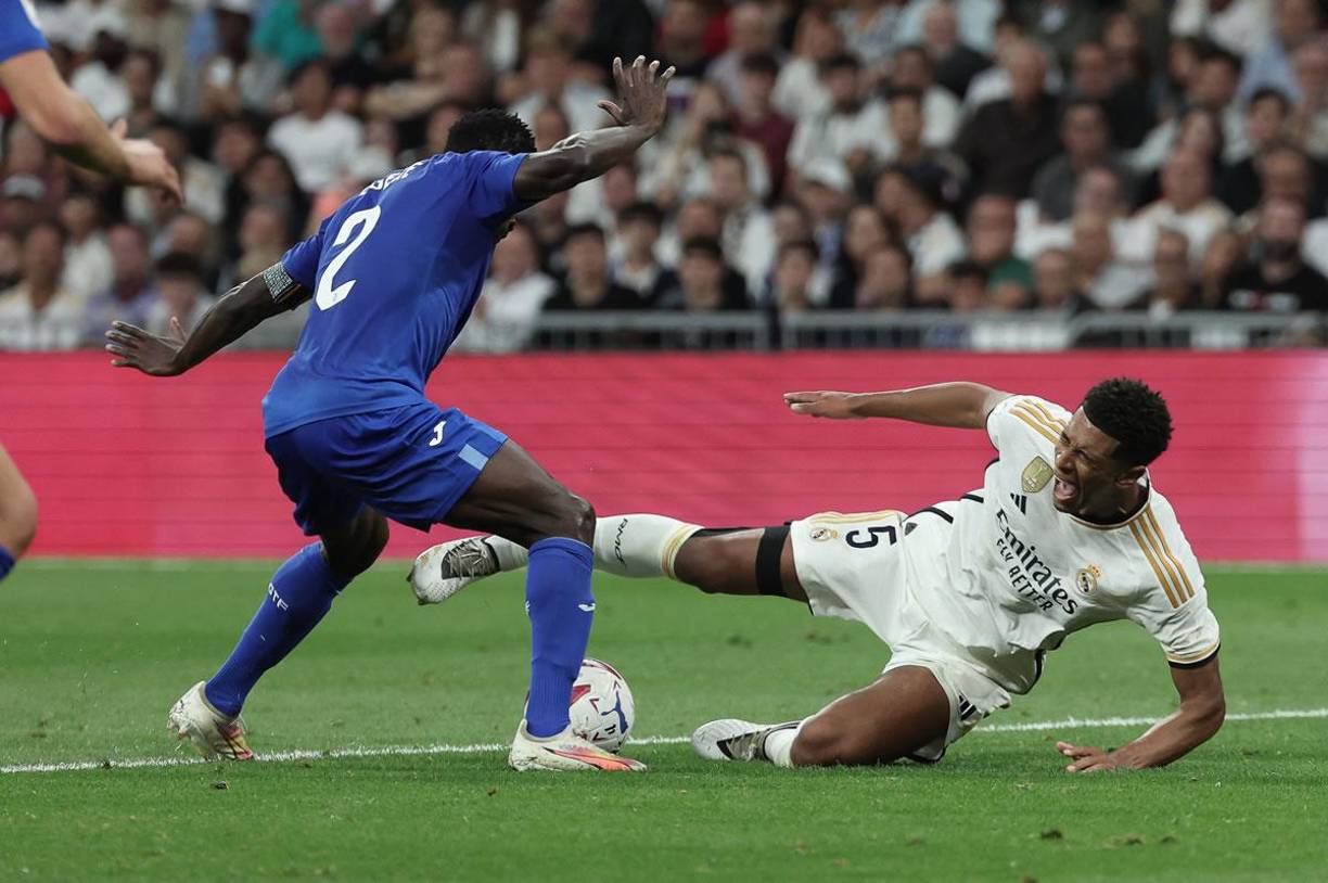 Jude Bellingham cayó en el área, el árbitro pitó penal para el Real Madrid, pero el árbitro tras revisar el VAR lo invalidó.