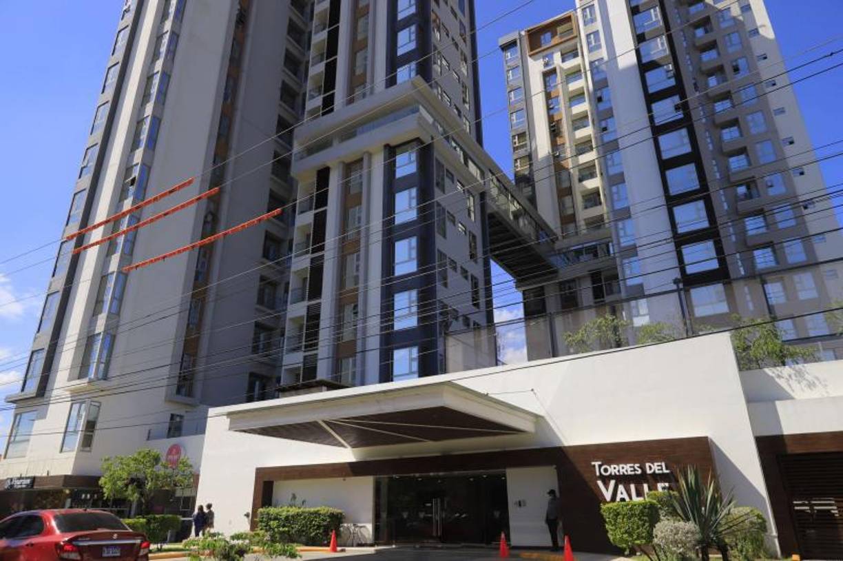 Torres del Valle. Ubicado en bulevar de Jardines del Valle. Es un proyecto que consiste en dos torres de 15 pisos con diseño de cruz. Cuenta con 128 condominios y está dirigido para clase media y media alta.