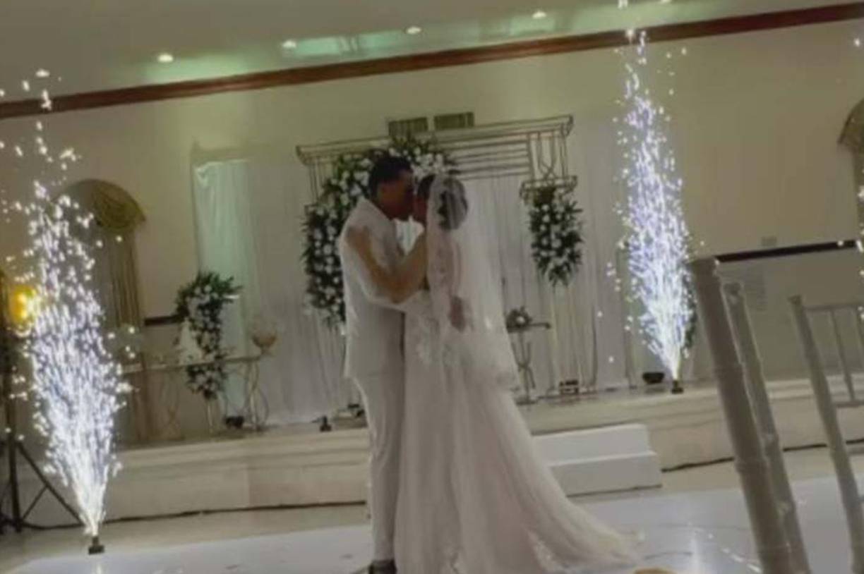 ”Amor te agradezco por hacerme la mujer más feliz del mundo entero. Gracias por estar cuando más te necesito, por ser como eres. No puedo creer que ya estamos casados y no sabes lo hermoso que se siente al saber que ahora soy Señora Tejeda”, señaló Andrea en sus redes sociales.