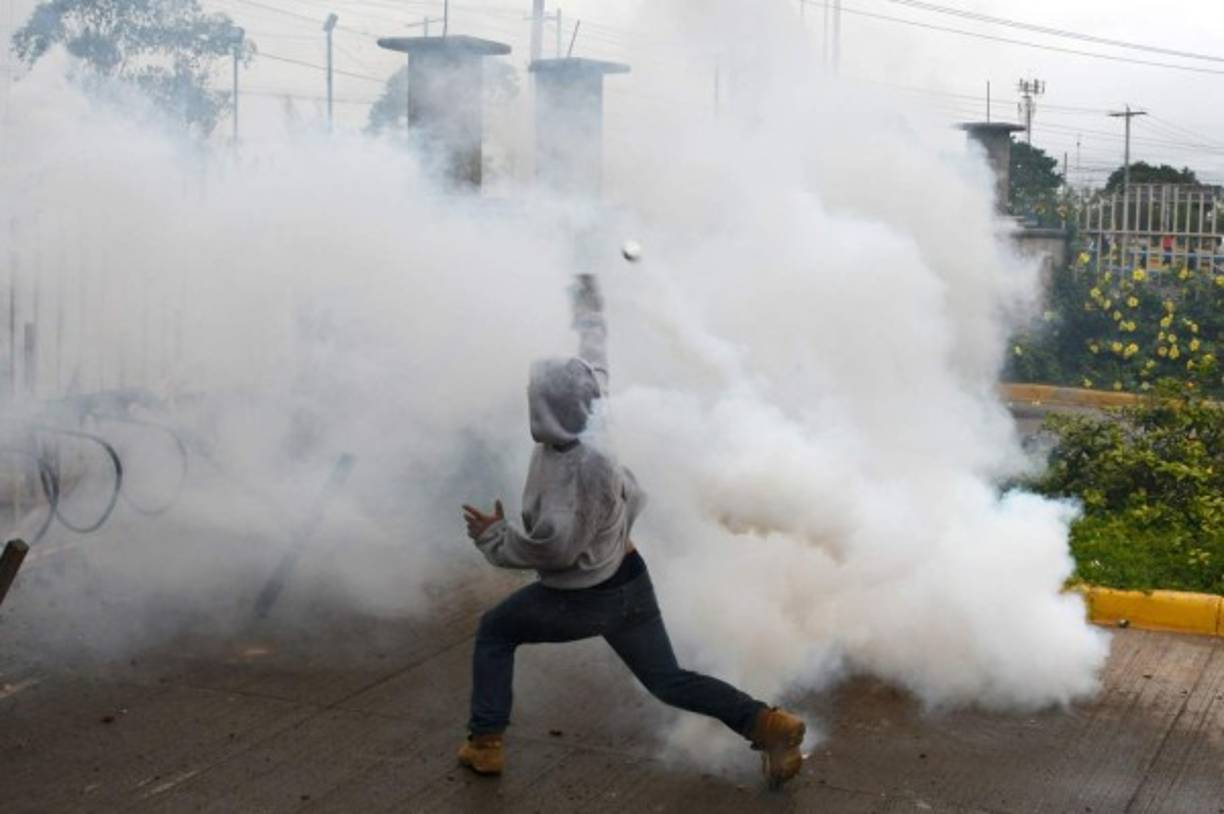 Los estudiantes, que horas antes habían bloqueado el acceso a las instalaciones de la universidad, también exigen que se cancelen los requerimientos judiciales contra otra veintena de universitarios acusados de usurpación de bienes públicos. AFP