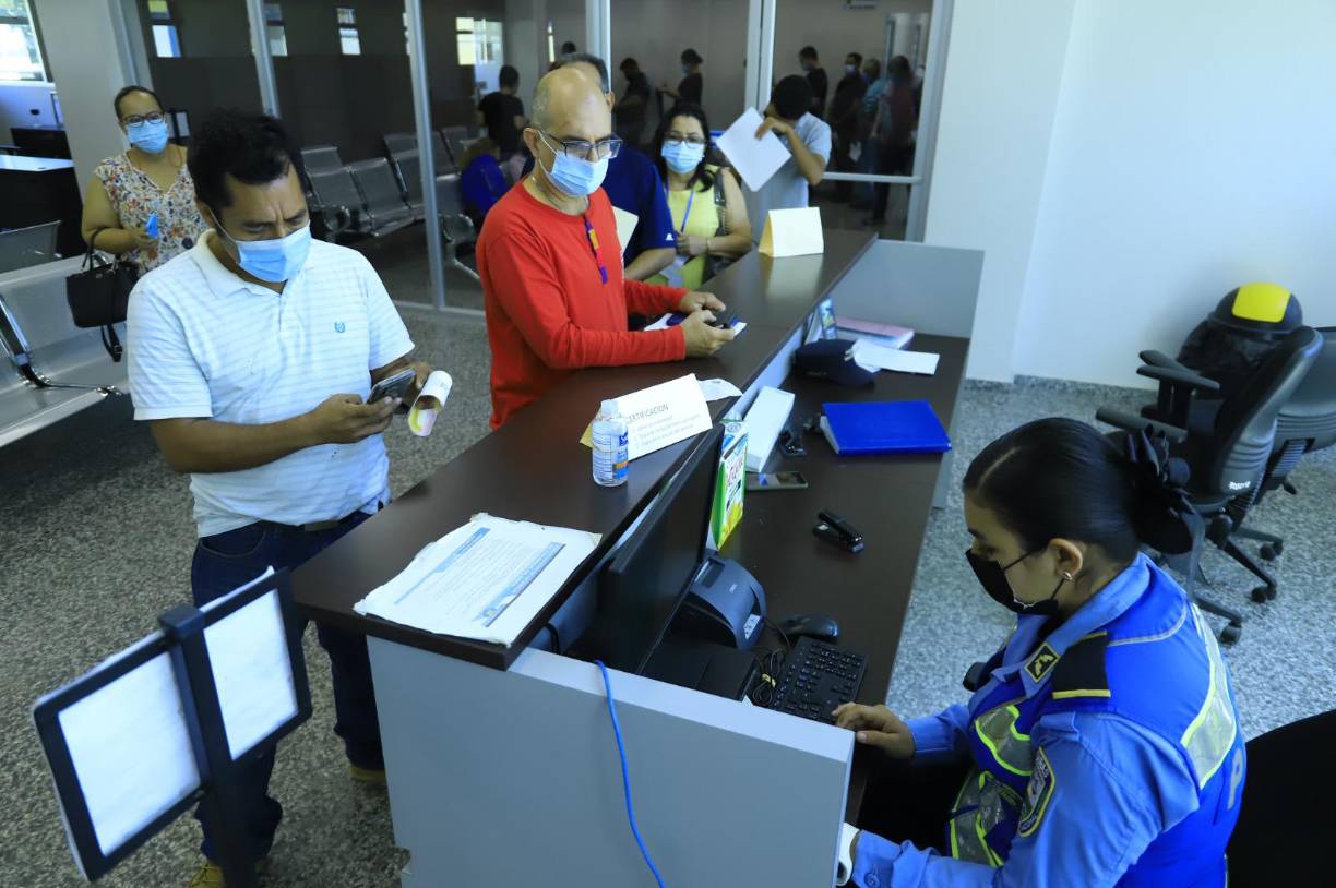 LA DNV informó que los conductores pueden llegar a pagar esquelas y realizar otros trámites a excepción de la emisión de licencias.