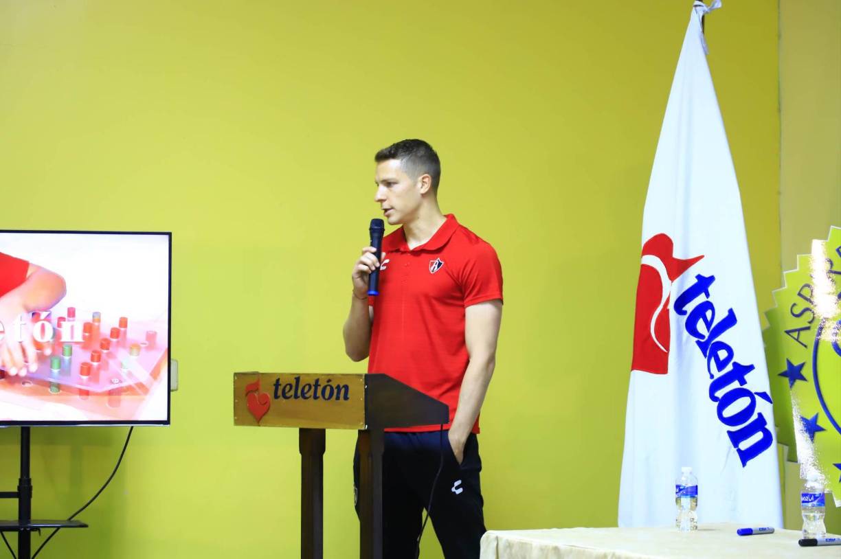 “Estamos muy felices de convivir aunque sea un rato con ellos. Nos encanta venir y compartir con gente, con las personas que lo necesitan. Con un recorrido les podemos sacar una sonrisa, estamos muy contentos de compartir con ellos, ojalá que vengan muchos eventos más”, declaró Julio Furch, el goleador de los rojinegros.