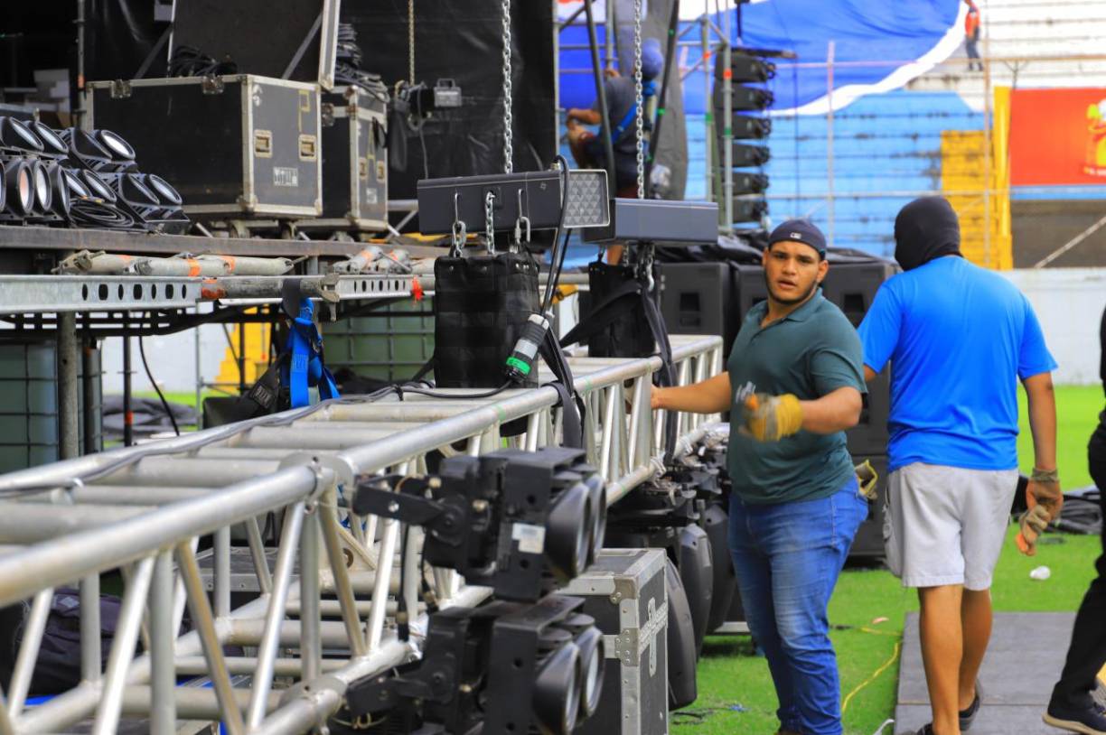 Miembros del staff están pendientes de todos los detalles para que el concierto del Buki sea un verdadero espectáculo. 