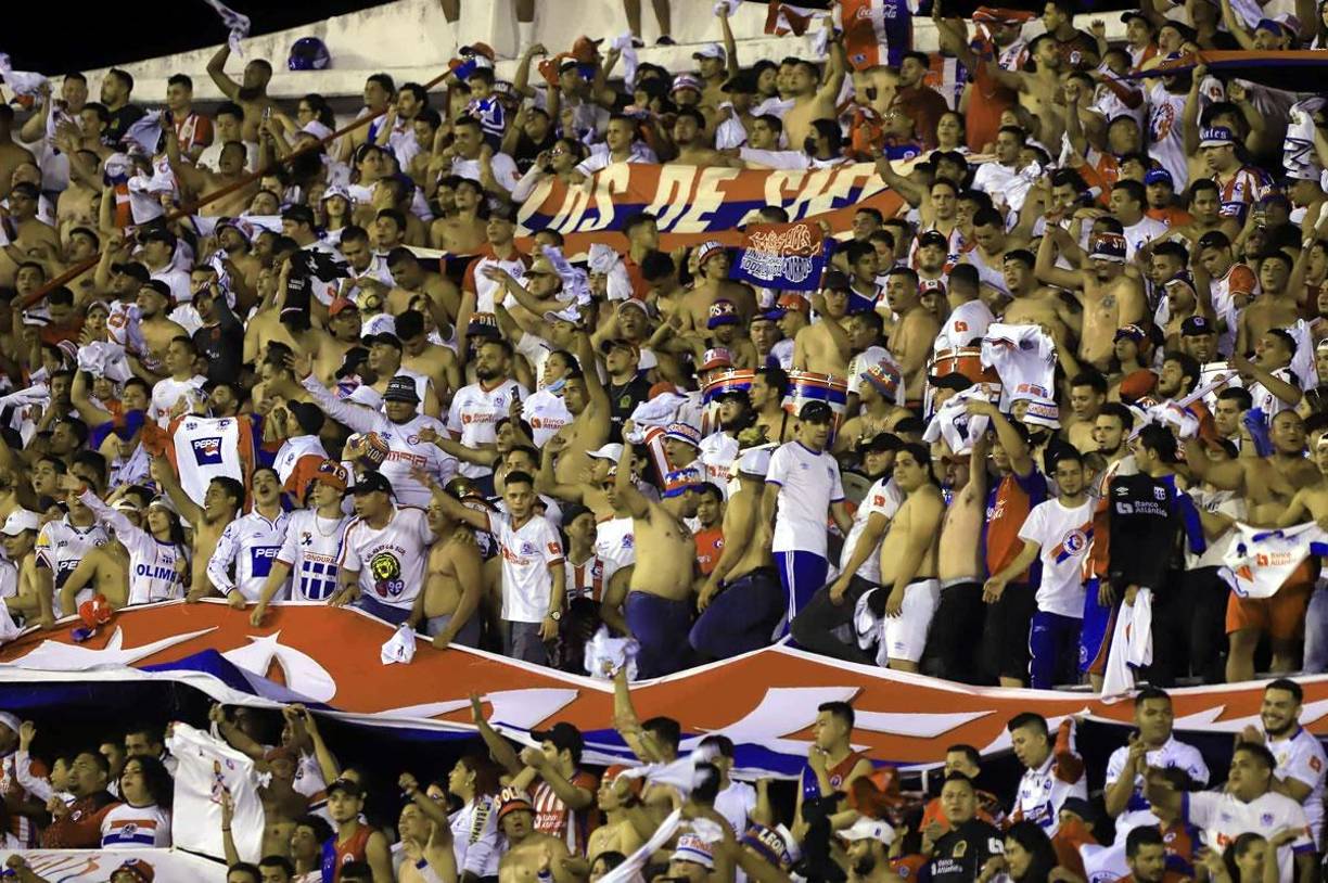 La Ultra Fiel festejó cada gol de su equipo y disfrutó de una gran noche.