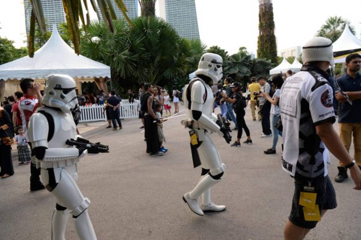 Soldados Stormtrooper se pasean por los jardines de Gardens by the Bay en Singapur en el Día de Star Wars, hoy 4 de mayo.