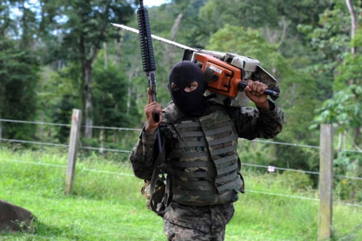 Los militares encontraron varias motosierras que son usadas para destruir la Biosfera del Río Plátano.