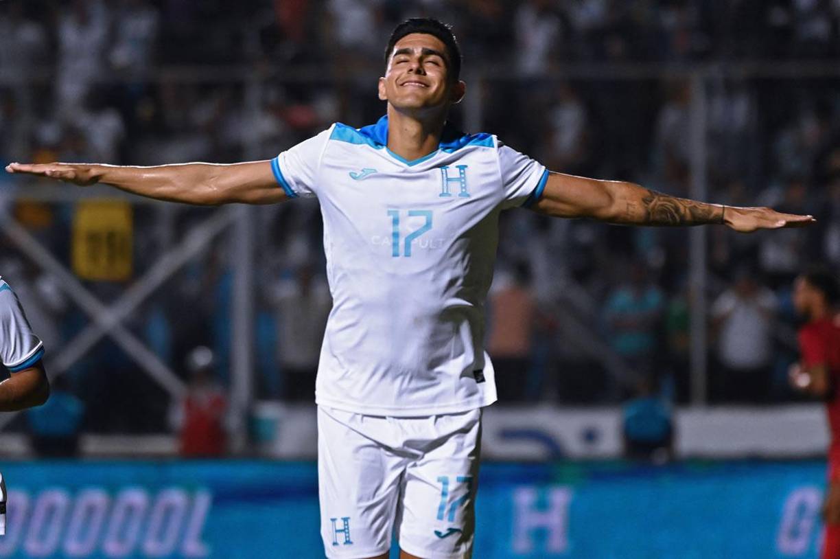 Luis Palma celebró al estilo de Carlos Pavón su gol contra Granada, brazos extendidos y dando un saltito en un pie.