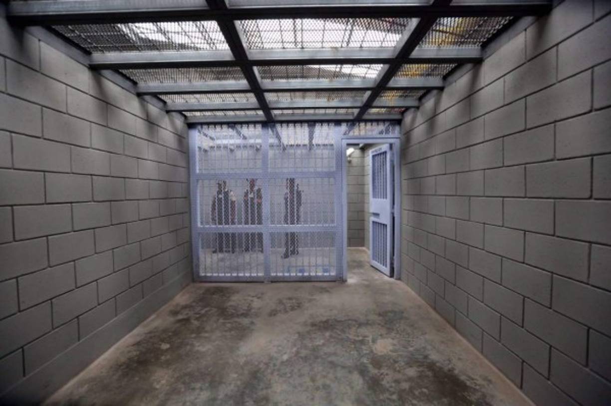 Custodios vigilan cada acceso a las celdas y al centro de máxima seguridad.