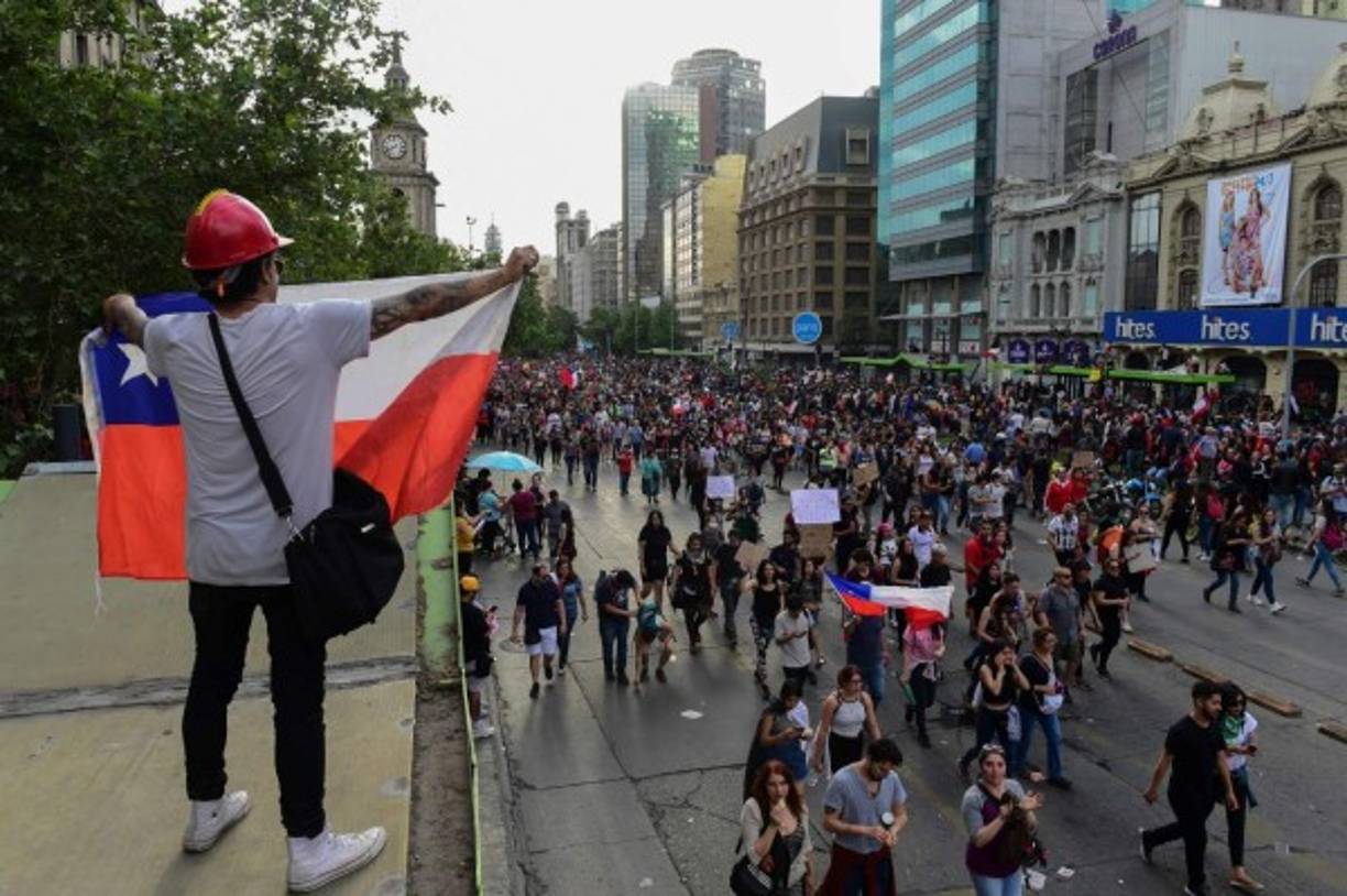 En el centro de la plaza protestaban hermanadas las barras bravas de la Universidad de Chile, Colo Colo y Universidad Católica, los tres clubes más históricos del fútbol chileno.