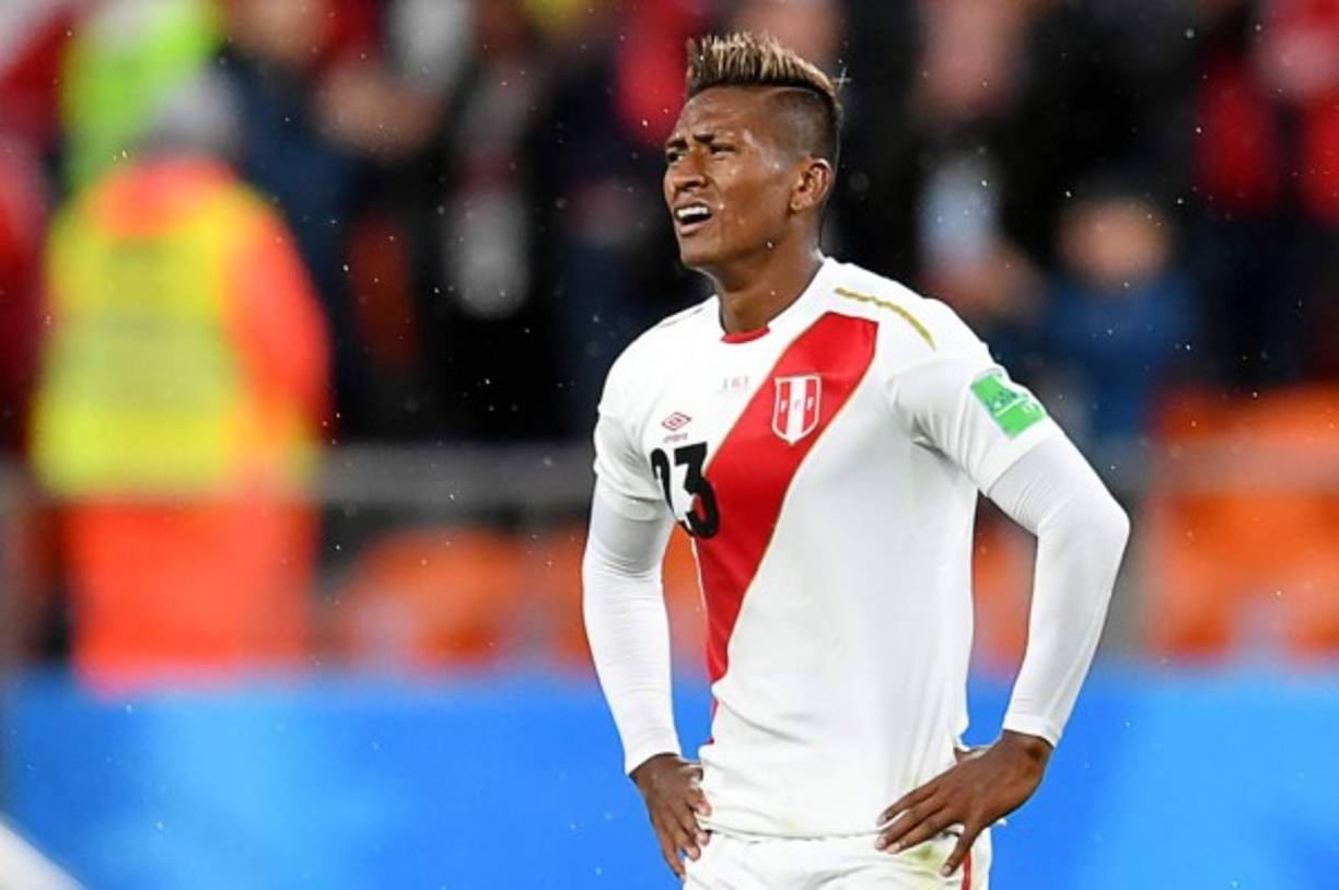 Pedro Aquino llorando al final del partido por la eliminación de Perú. Foto AFP
