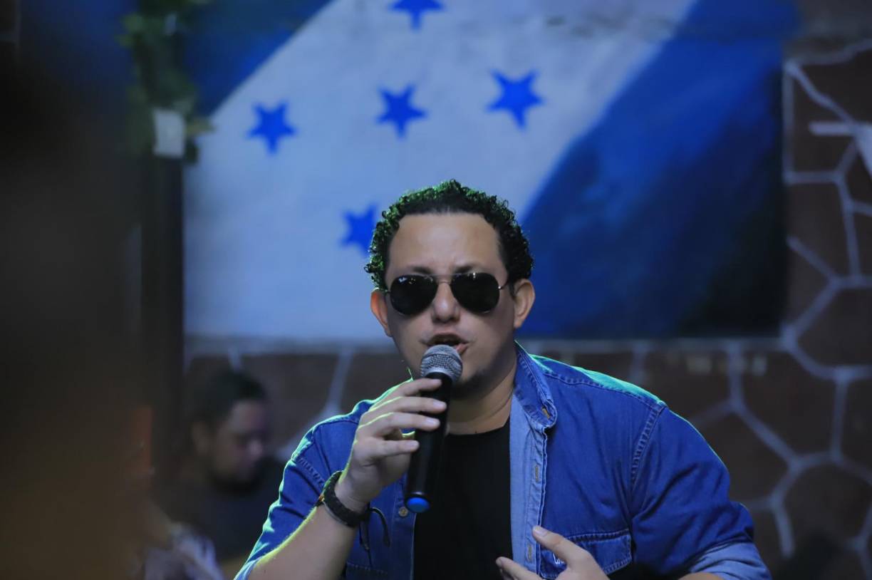 Los sampedranos disfrutaron de una noche llena de música y mucha diversión en el primer Festival Nacional de Artistas Independientes (FENAIN), el cual se celebró en el Restaurante Los Aleros, de esta ciudad. En el evento se presentaron más de 30 artistas, quienes deleitaron al público con varios géneros musicales.