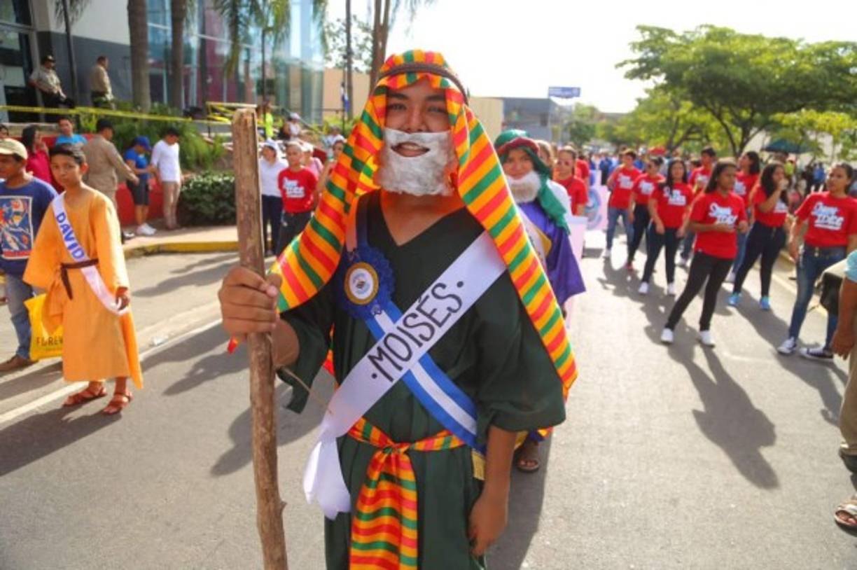 Hasta el profeta Móises fue representado por los alumnos durante el desfile del 15 de septiembre.