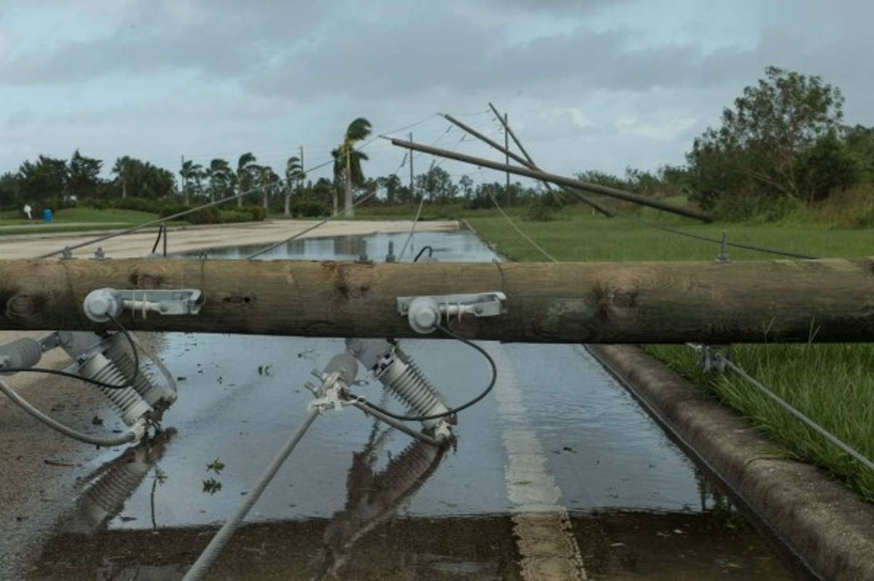 Más de tres millones de personas se quedaron sin electricidad debido a la caída de varios postes eléctricos.