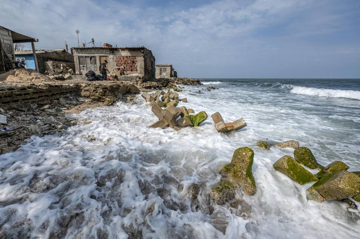 Esas formaciones volcánicas “son lodosas y poco a poco la gravedad presiona” y provoca que el terreno se achate y la ciudad descienda, agrega.
