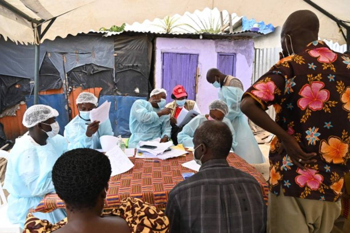 Las autoridades siguen a cerca de 155 contactos cercanos. De ellos, tres miembros de la familia del enfermo fallecido, y un sanitario, fueron designados como contactos de alto riesgo, y su salud se vigila de cerca.