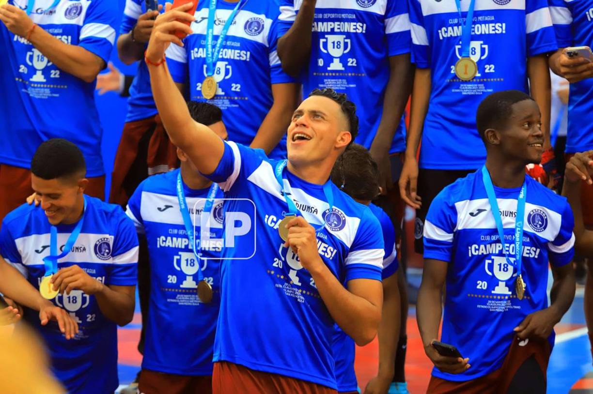 Ángel Tejeda tomando una selfie para el recuerdo. Fue clave en esta serie de final ante Real España con un gol y dos asistencias.