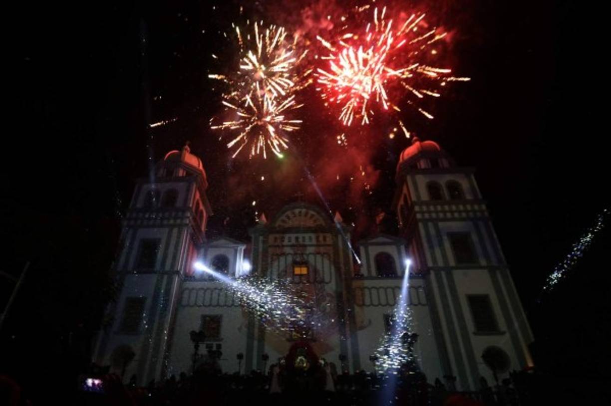 La celebración comenzó con una alborada que incluyó los tradicionales juegos artificiales.