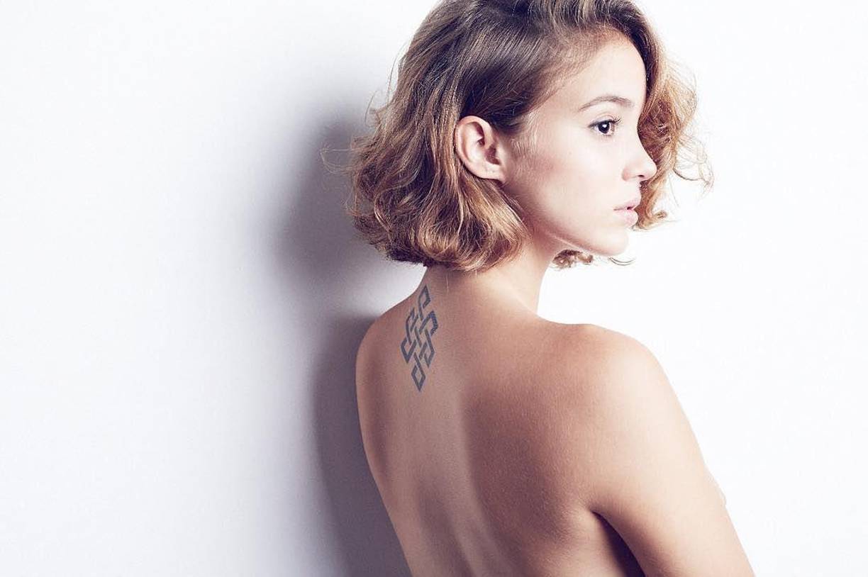 En 2020 participó en la serie de Netflix “Warrior Nun”, siendo su primer rol totalmente en inglés. El idioma ha sido un obstáculo para Alba, ya que es políglota. Habla portugués, inglés, español, francés y alemán.