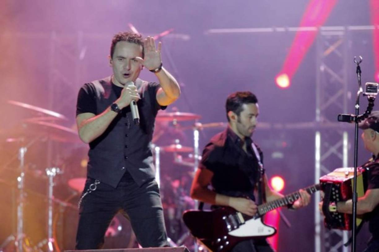 Fonseca cantó a pesar de la lluvia que cubría el cielo ceibeño.