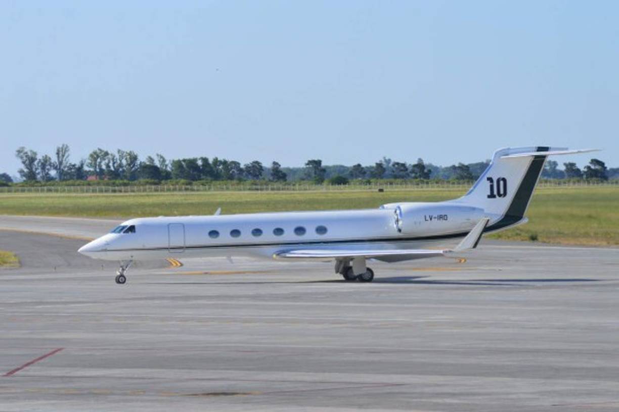 El avión luce un detalle muy significativo. En la cola ya dispone del número 10 que siempre acompaña al astro argentino Lionel Messi.