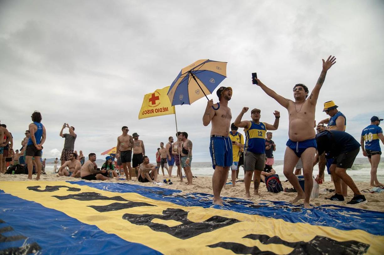 Miles de simpatizantes del equipo argentino viajaron en las últimas horas y coparon las principales playas de la ciudad costera de Brasil.