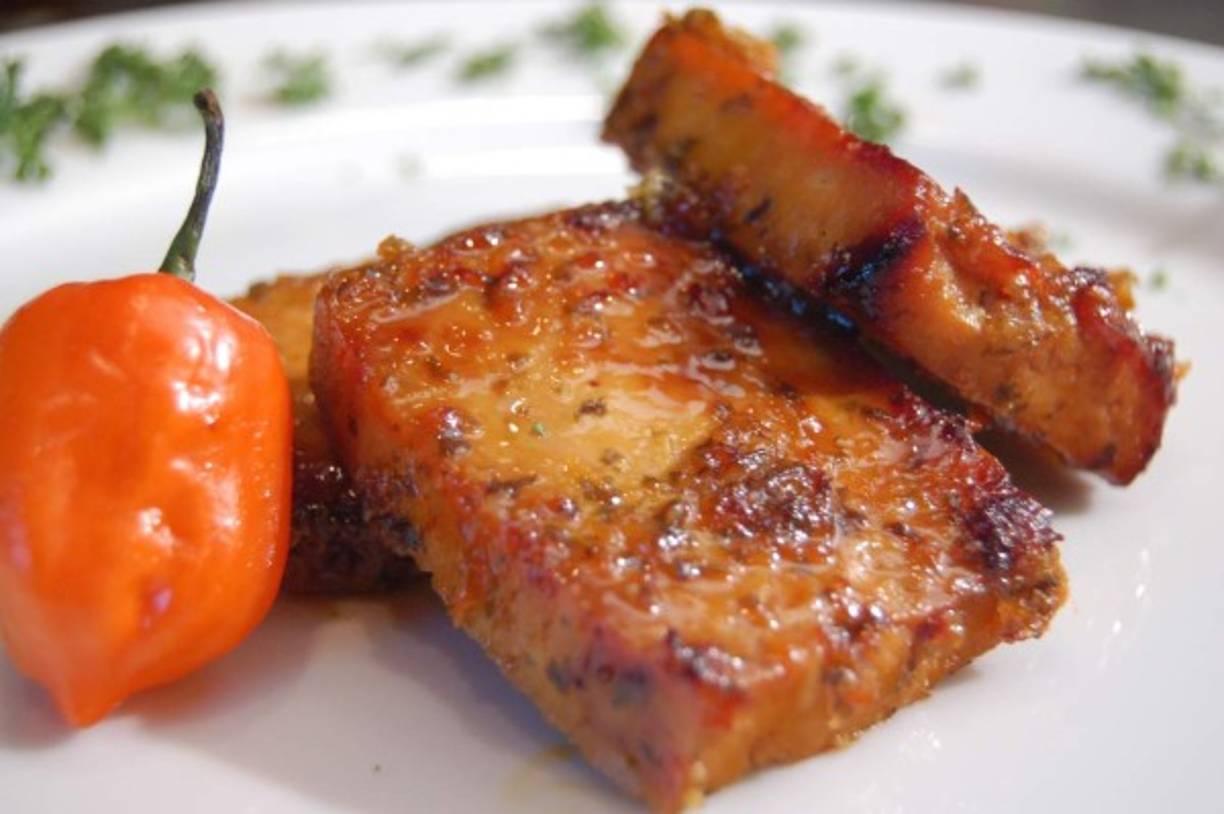 El tofu, Tempeh, seitán o carne de soya. El seitán está hecho de gluten de trigo. La carne en cualquier receta se puede reemplazar por una de estas opciones a base de soja. El tofu sirve como sustituto perfecto para el pollo.