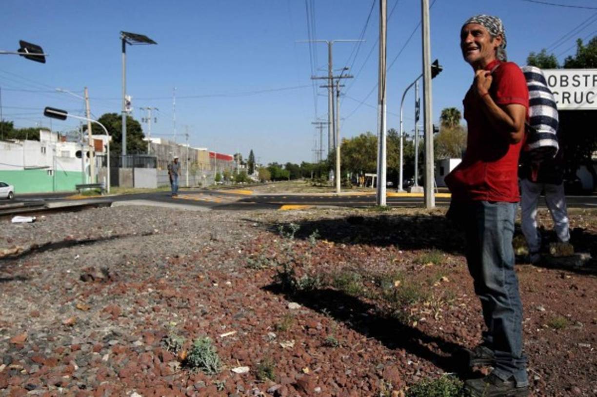 Un migrante hondureño espera 'La Bestia' para continuar su viaje hacia los Estados Unidos.