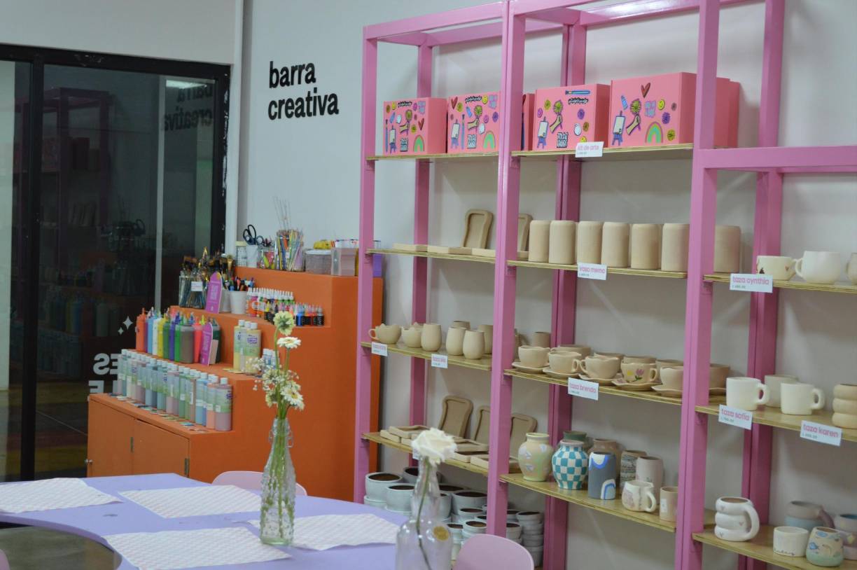 En el lugar te reciben en su mostrador, luego te llevan a su barra creativa donde podrás elegir la pieza que quieras pintar entre sus diferentes opciones; y te preparan todos los materiales que vas a utilizar. Después, pasas al área del color, donde te muestran los colores disponibles para usar en tu pieza. Finalmente, sólo debes dirigirte a tu mesa, donde de manera libre puedes comenzar a dibujar y pintar.