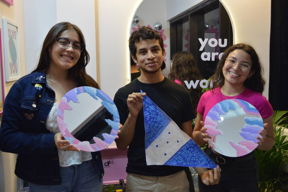 Hay piezas de cerámica: tazas, platos, vasos, jarrones, etc. El costo de cada uno varía, y van desde los 400 hasta los 800 lempiras, dependiendo el tamaño, y te incluye todos los materiales a utilizar.