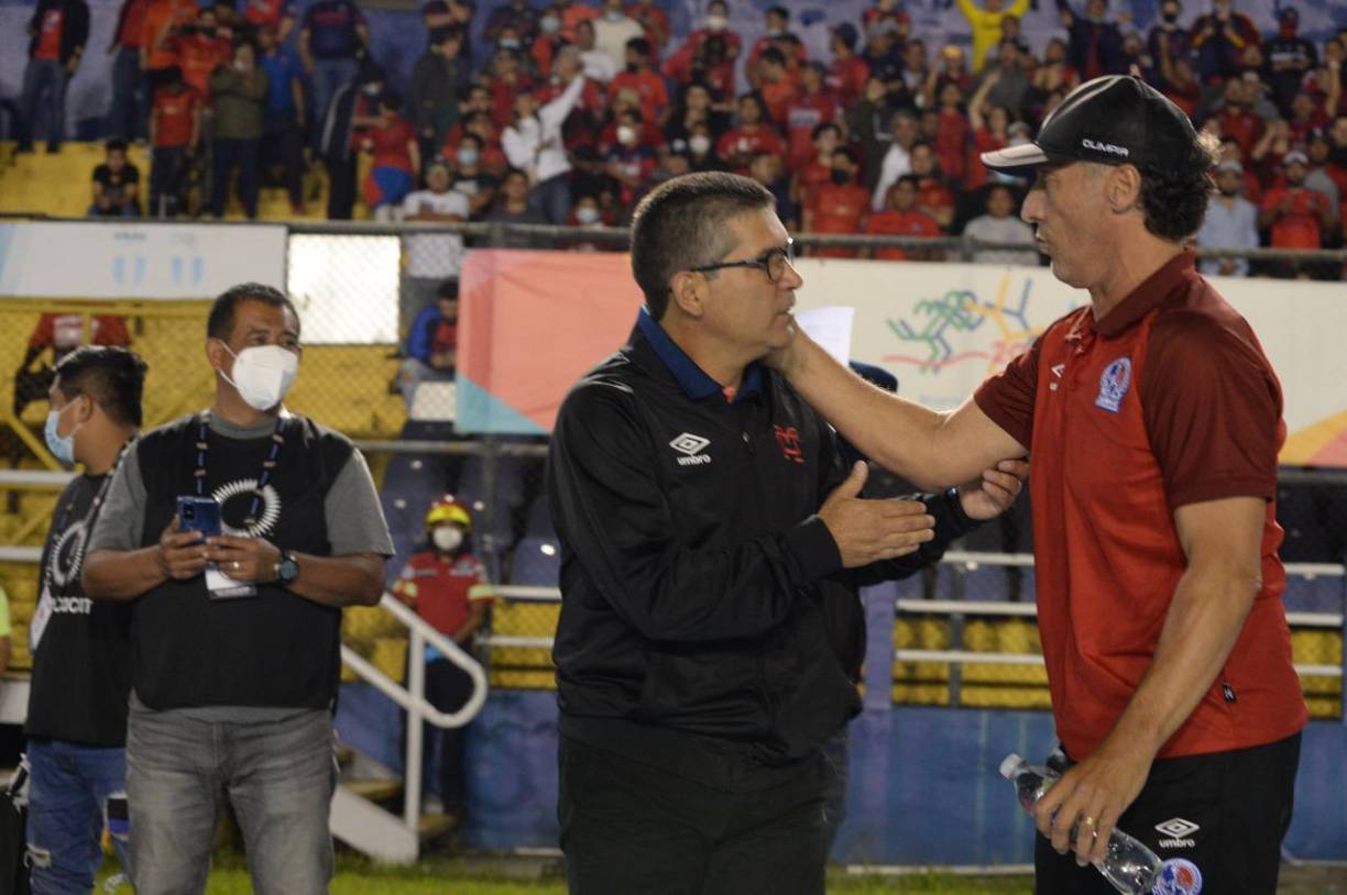Pedro Troglio saludando al entrenador del Municipal, Juan Antonio Torres, antes del partido.
