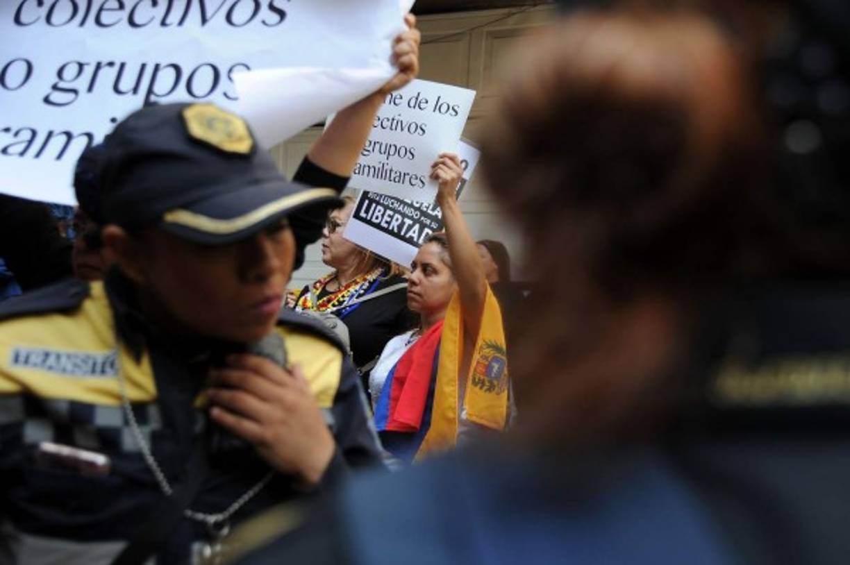 Miembros de la comunidad venezolana en México protestan frente a la embajada de Venezuela en la Ciudad de México