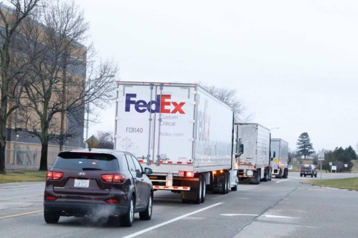 Los furgones que trasladan la vacuna son escoltados por las Fuerzas de Seguridad de Estados Unidos.