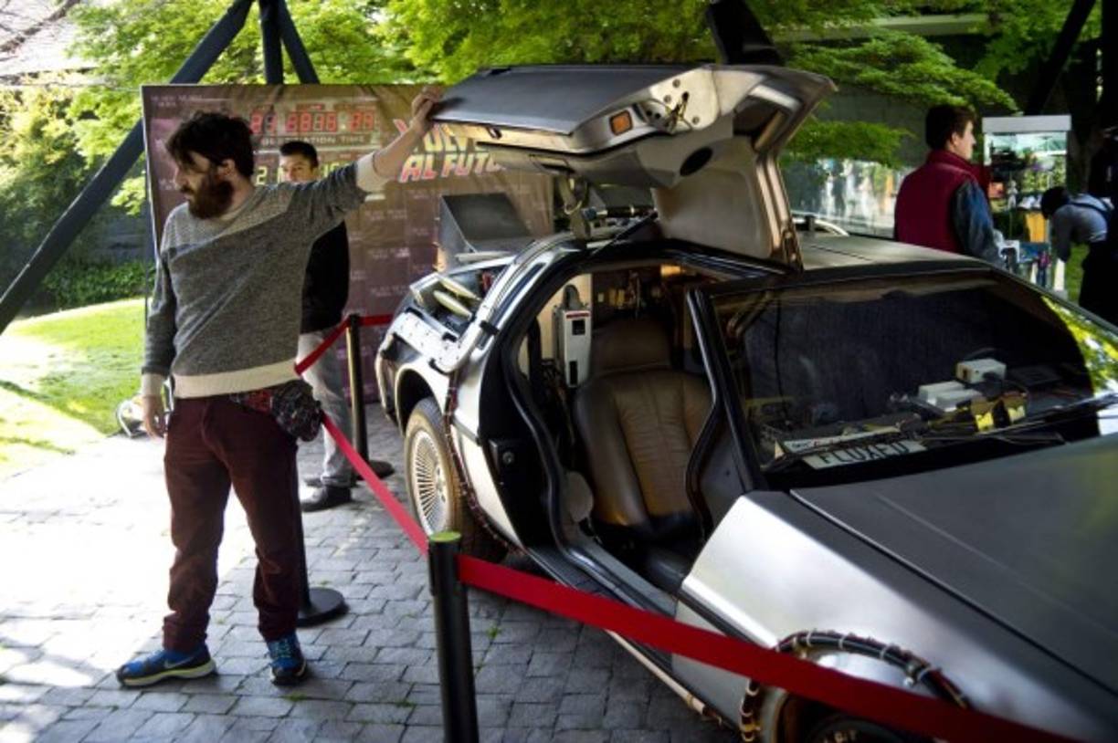 El auto abrió sus alas en Santiago de Chile para conmemorar el día en que su protagonista llegaba al futuro. Para la saga se hicieron 7 autos y en Chile hay dos, uno que es una réplica y uno que se usó en las películas que es el expuesto.