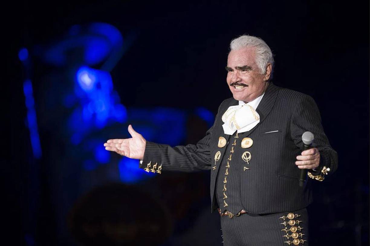 Así como 20 veladoras de cera escamada en el centro del altar y más de 2 mil veladoras que iluminan el camino desde la entrada del rancho de los Tres Potrillos hasta la tumba.