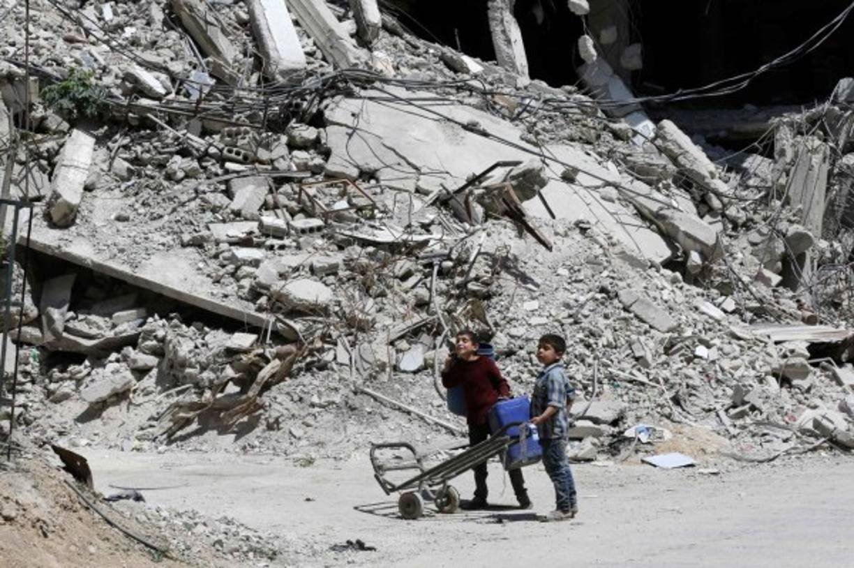 Las autoridades de Damasco denunciaron una 'agresión bárbara y brutal' y acusaron a las potencias occidentales de intentar obstaculizar una misión de la Organización para la Prohibición de las Armas Químicas (OPAQ), que iniciará una investigación en Duma sobre el presunto ataque químico.