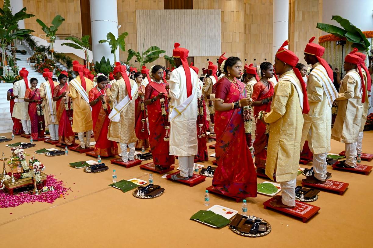 Varias decenas de mujeres vestidas con el tradicional sari, con tonos rojizos, y sus esposos con trajes color marfil, asistieron a la boda masiva que tuvo lugar en la ciudad de Bombay, según imágenes difundidas por la agencia india PTI.