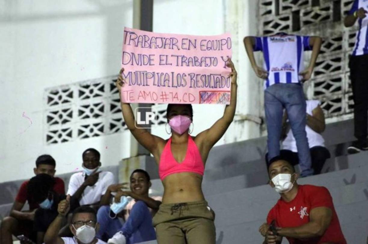 Un mensaje de esta chica para su novio Edgar Cabrera, futbolista del Victoria. El jugador entró de cambio en el minuto 65 del partido ante Platense.