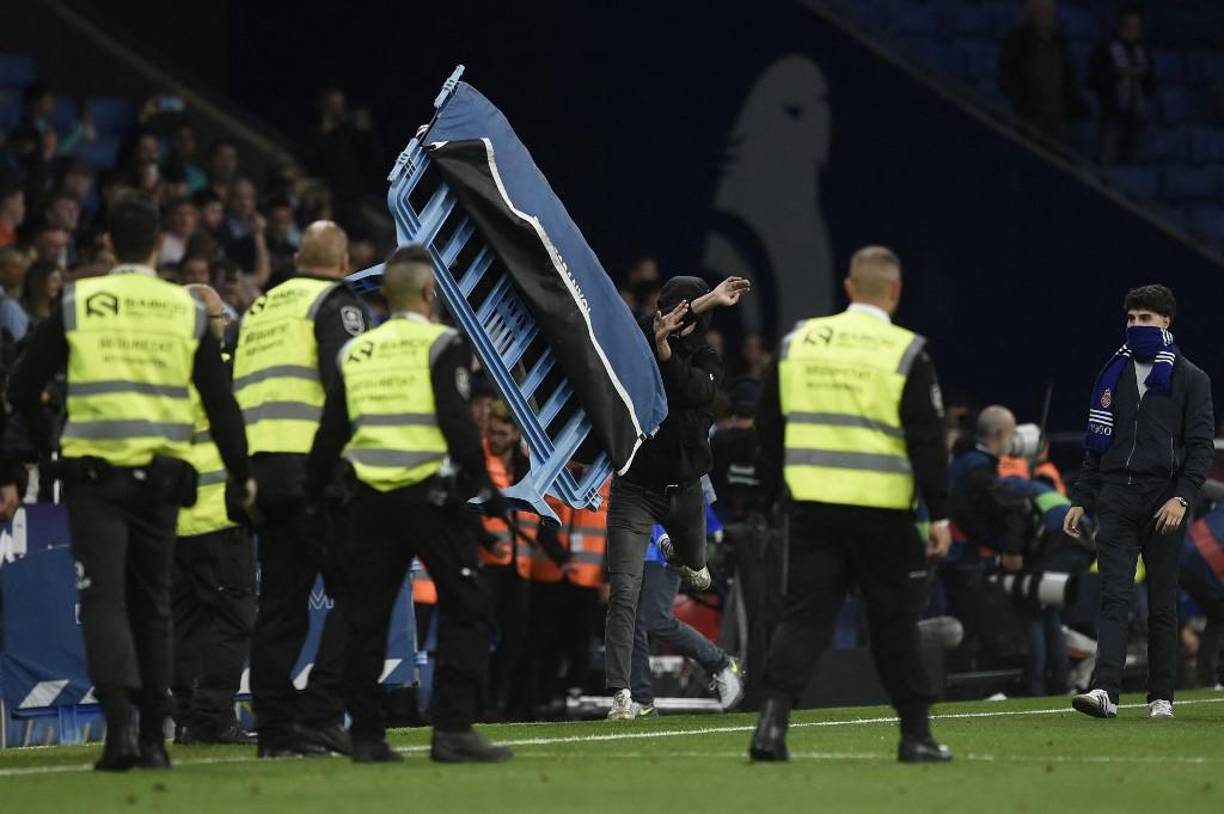 Momentos de tensión se vivieron en el estadio del Espanyol por los actos de violencia de algunos aficionados de dicho club.