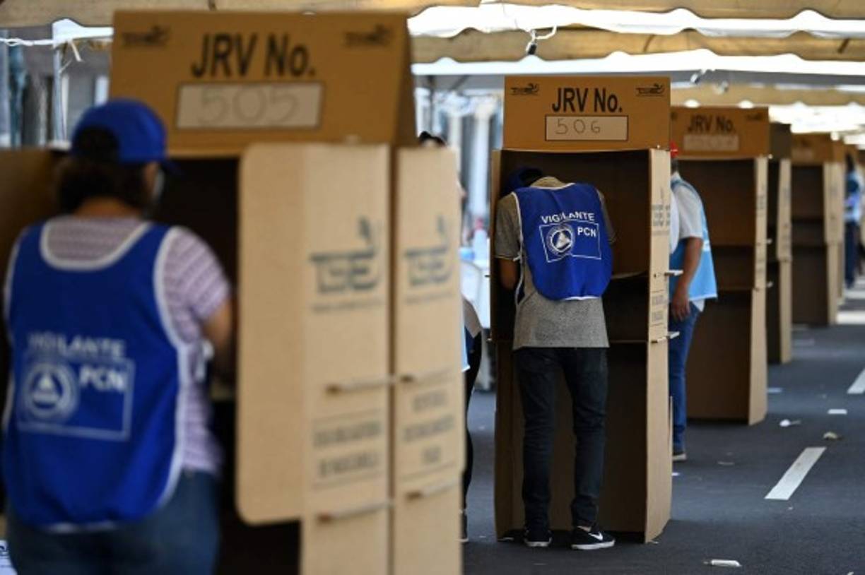 La votación se celebra bajo la vigilancia de unos 40.000 efectivos de seguridad, entre policías y militares y observadores internacionales. Foto AFP